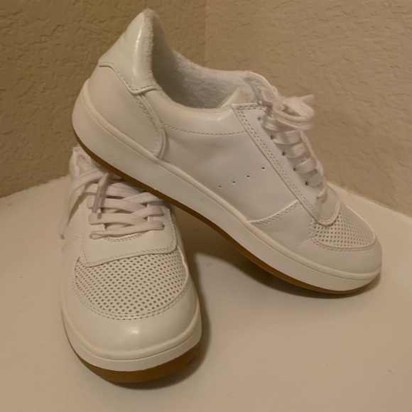 American Eagle Outfitters Shoes - American Eagle white tennis shoes